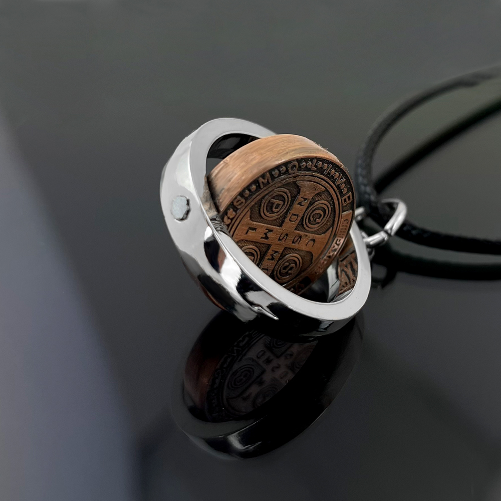 Nuova Collana con Medaglia di  - Jewelry & Watches Ltd recensione e prezzo